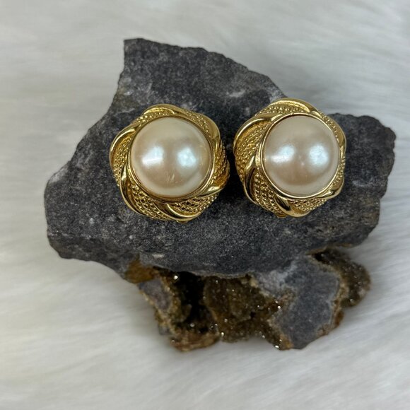 Vintage Heavy Gold Tone & Faux Pearl Clip On Earrings Textured Swirl Classic - Picture 5 of 8